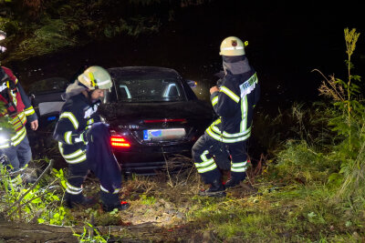 Unfall bei Schwarzenberg in der Nacht: PKW landet im Bach - Kurz nach Mitternacht wurden die Feuerwehren aus Antonshöhe, Breitenbrunn und der Hauptwache Schwarzenberg zu einem schweren Unfall alarmiert.