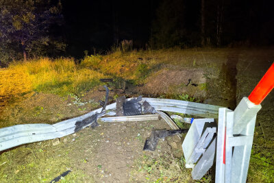 Unfall bei Schwarzenberg in der Nacht: PKW landet im Bach - Kurz nach Mitternacht wurden die Feuerwehren aus Antonshöhe, Breitenbrunn und der Hauptwache Schwarzenberg zu einem schweren Unfall alarmiert.