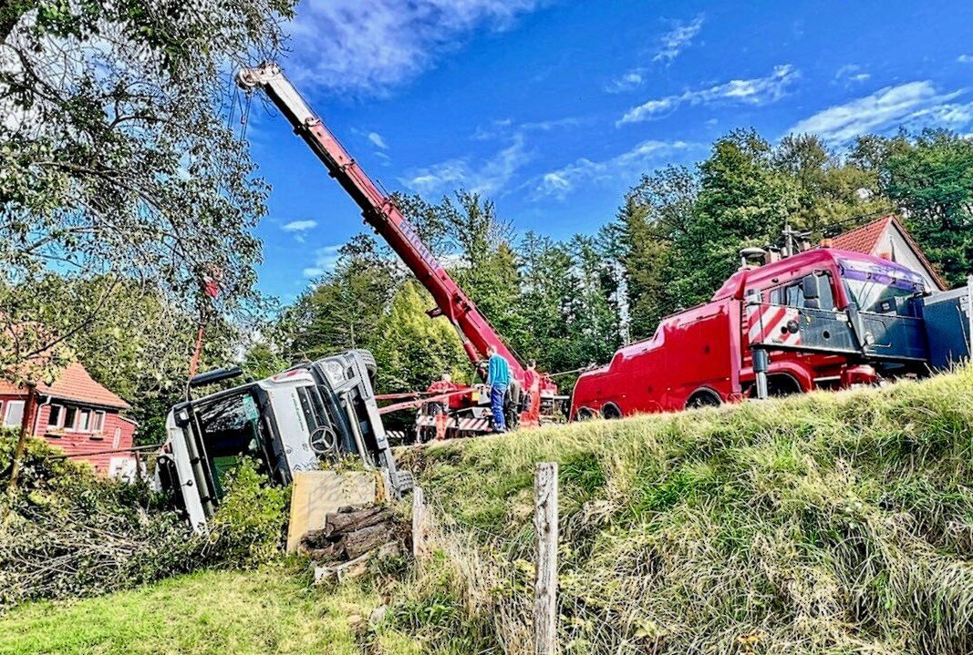 Unfall enger Talstraße in Sachsen: Müllwagen stürzt in Garten - Am Dienstagmorgen kam es im Berggießhübler Ortsteil Zwiesel zu einem Unfall. Foto: Marko Förster