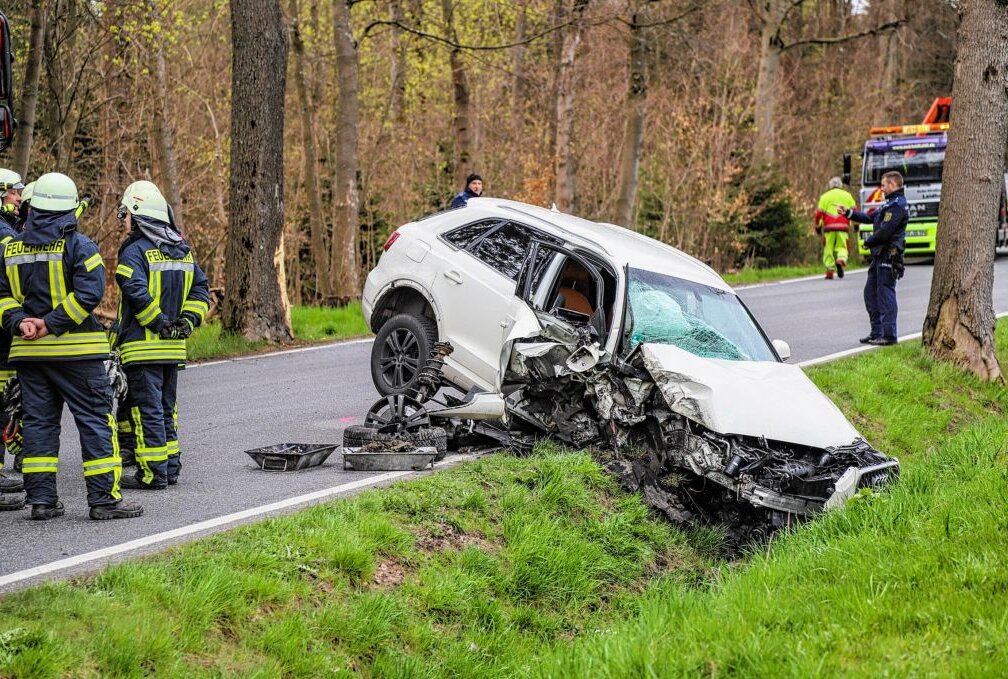 Unfall Im Erzgebirge: Fahrer Wird Durch Aufprall Gegen Baum Verletzt