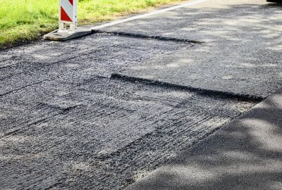 Unfall im Erzgebirge: Zwei Fahrzeuge kollidieren in Baustelle - Die Straße wird gerade gefräst. Foto: Niko Mutschmann