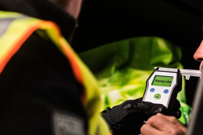 Unfall im Rausch: Versicherungen können Leistungen kürzen - Wer unter dem Einfluss von Alkohol oder anderen Rauschmitteln an einem Unfall beteiligt ist, riskiert Leistungskürzungen oder den Verlust verschiedener Versicherungsansprüche.