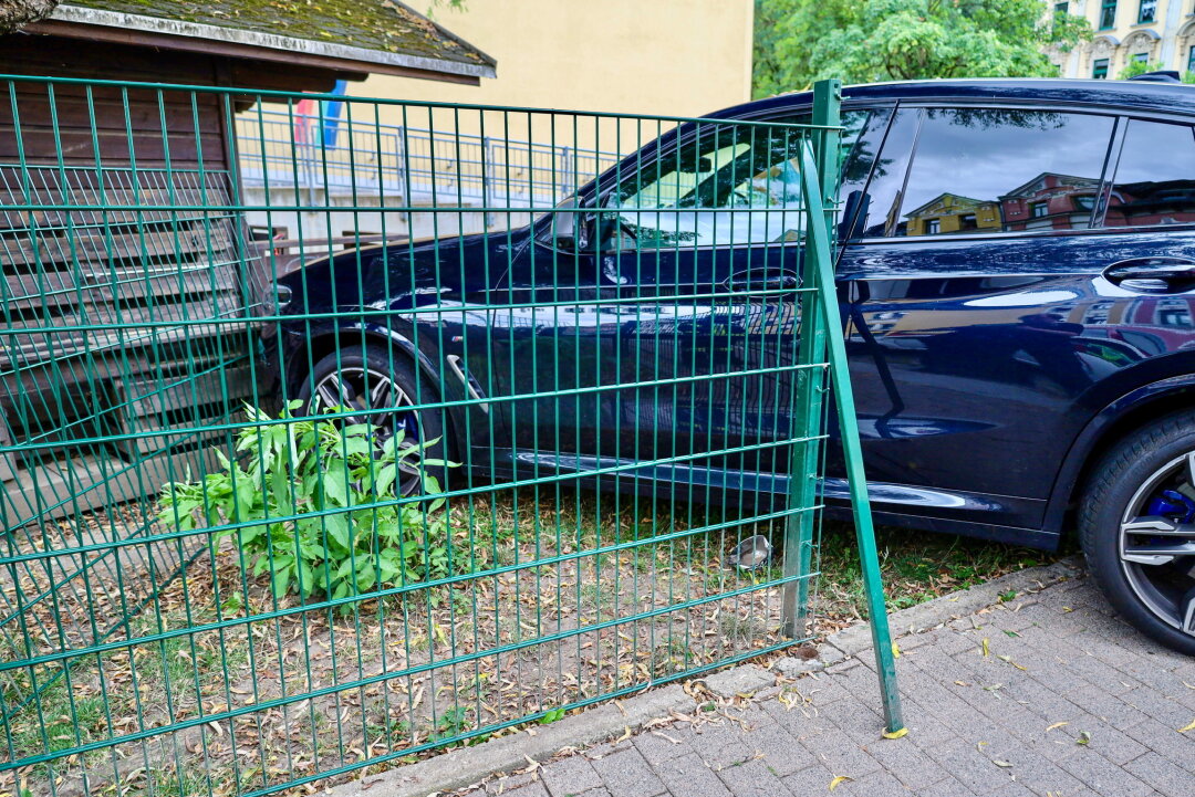 Gegen 10:15 Uhr am Montagmorgen wurden die Feuerwehr Aue, Rettungsdienst und Polizei zum Kindergarten auf die Alfred-Brodauf-Straße gerufen. Foto: Niko Mutschmann