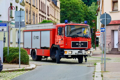 Eine Fahrerin war mit ihrem BMW vom Parkplatz aus durch einem Zaun gefahren und kam an einem Gartenhaus nach dem Zaun zum stehen. Foto: Niko Mutschmann