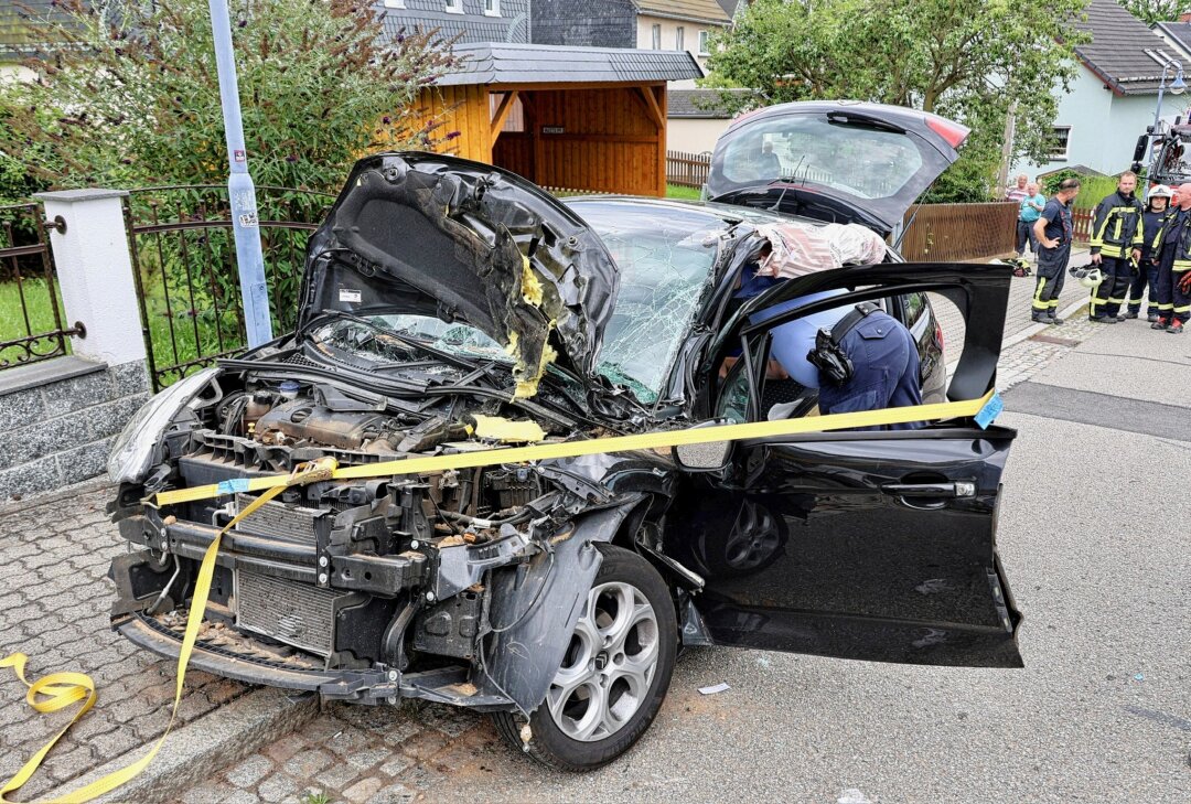 Unfall in Bernsbach: Radlader und PKW kollidieren - Am Mittwochmittag kam es in Bernsbach zu einem schweren Unfall. Auf der Lauterer Straße kollidierten ein Radlader und ein PKW miteinander. Foto: Niko Mutschmann