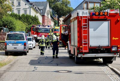 Unfall in Bernsbach: Radlader und PKW kollidieren - Am Mittwochmittag kam es in Bernsbach zu einem schweren Unfall. Auf der Lauterer Straße kollidierten ein Radlader und ein PKW miteinander. Foto: Niko Mutschmann