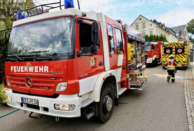 Unfall in Bernsbach: Radlader und PKW kollidieren -  Mit Hilfe eines hydraulischen Rettungsgeräts wurden die Türen und die B-Säule des Fahrzeugs entfernt, um den Fahrer zu befreien. Foto: Niko Mutschmann