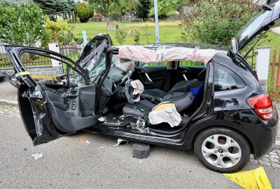 Unfall in Bernsbach: Radlader und PKW kollidieren -  Mit Hilfe eines hydraulischen Rettungsgeräts wurden die Türen und die B-Säule des Fahrzeugs entfernt, um den Fahrer zu befreien. Foto: Niko Mutschmann