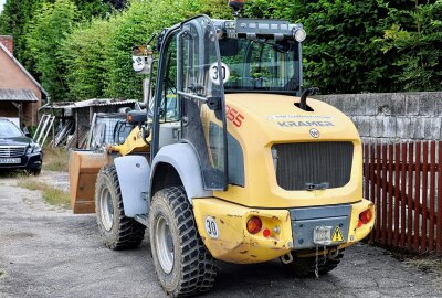 Unfall in Bernsbach: Radlader und PKW kollidieren - Der Fahrer des PKW wurde verletzt ins Krankenhaus gebracht. Foto: Niko Mutschmann