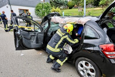 Unfall in Bernsbach: Radlader und PKW kollidieren - Der Fahrer des PKW wurde verletzt ins Krankenhaus gebracht. Foto: Niko Mutschmann