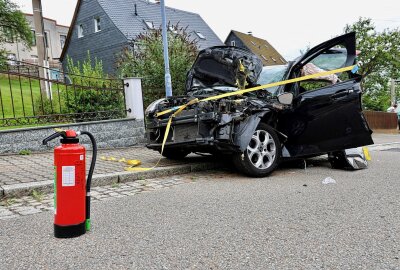 Unfall in Bernsbach: Radlader und PKW kollidieren - Die Lauterer Straße ist derzeit (12.15 Uhr) noch voll gesperrt. Foto: Niko Mutschmann