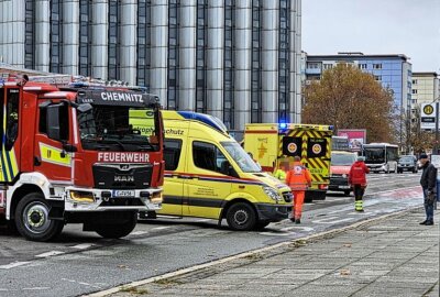 Unfall in Chemnitz: Brückenstraße halbseitig gesperrt - Durch den Unfall ist die Brückenstraße halbseitig gesperrt. Foto: Harry Härtel