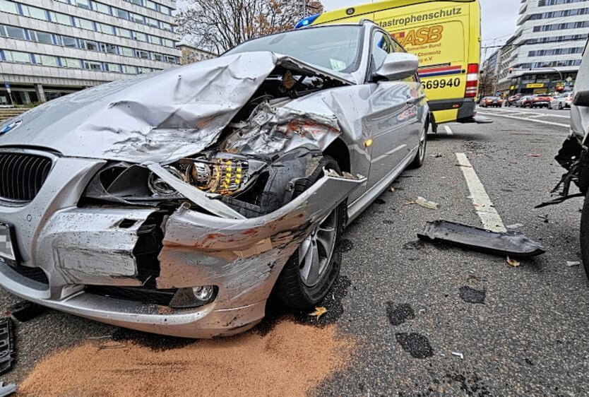 Unfall in Chemnitz: Brückenstraße halbseitig gesperrt - Die Polizei ermittelt zur Unfallursache. Foto: Harry Härtel