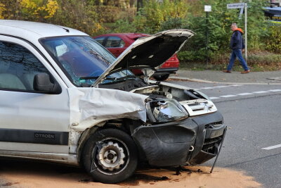 Unfall in Chemnitz:  Drei PKW kollidieren miteinander - Die Kreuzung Zschopauer Straße/ Gutenbergstraße ist dadurch gesperrt. Foto: Harry Härtel