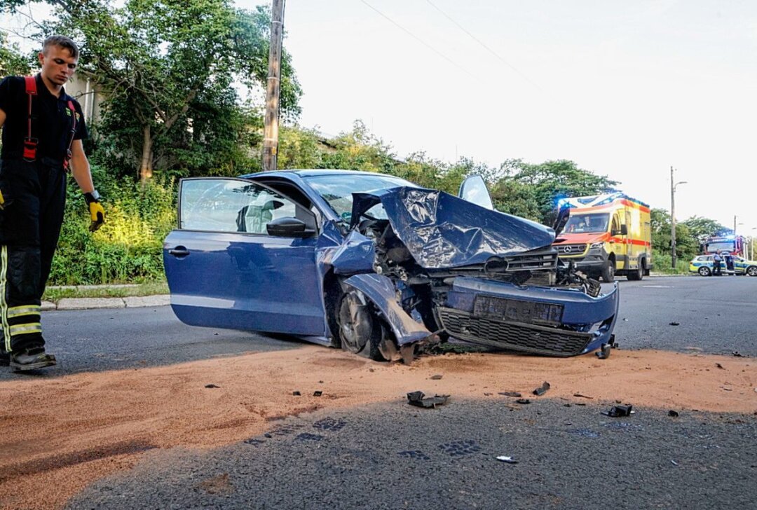 Unfall in Chemnitz: Eine Person bei Kollision mit Baum verletzt - Auf der Hilbersdorfer Straße kam es am Montagabend zu einem Unfall. Foto: ChemPic