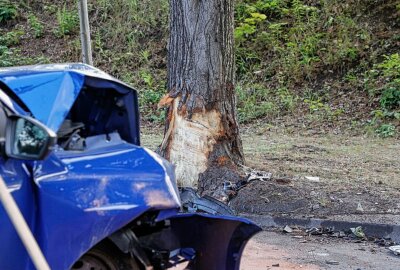 Unfall in Chemnitz: Eine Person bei Kollision mit Baum verletzt - Bei dem Unfall wurde eine Person verletzt. Foto: ChemPic