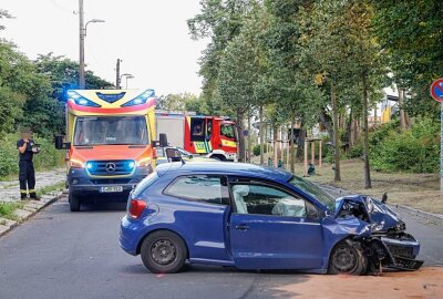 Unfall in Chemnitz: Eine Person bei Kollision mit Baum verletzt - Bei dem Unfall wurde eine Person verletzt. Foto: ChemPic