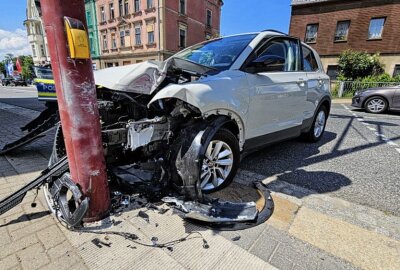 Unfall in Chemnitz: Fahrzeug kracht in Ampel - Die Unfallursache ist bislang unklar. Foto: Harry Härtel