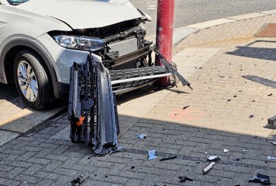 Unfall in Chemnitz: Fahrzeug kracht in Ampel - Die Unfallursache ist bislang unklar. Foto: Harry Härtel