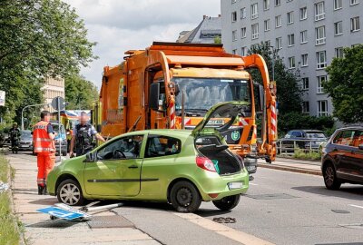 Unfall in Chemnitz: Müll-LKW prallt mit Auto zusammen - Ein Müll-LKW kollidiert mit einem PKW Renault. Foto: Harry Härtel