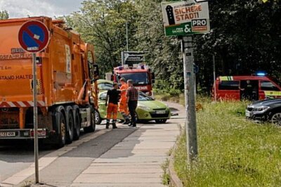 Unfall in Chemnitz: Müll-LKW prallt mit Auto zusammen - Am Donnerstag ereignete sich gegen 10.30 Uhr in Chemnitz auf der Theaterstraße. Foto: Harry Härtel