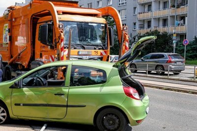 Unfall in Chemnitz: Müll-LKW prallt mit Auto zusammen - Ein Müll-LKW kollidiert mit einem PKW Renault. Foto: Harry Härtel