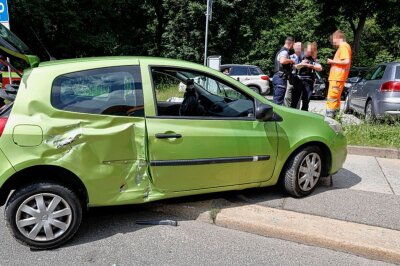 Unfall in Chemnitz: Müll-LKW prallt mit Auto zusammen - Ein Müll-LKW kollidiert mit einem PKW Renault. Foto: Harry Härtel