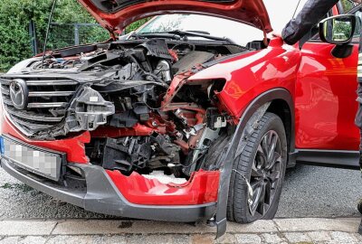 Unfall in Chemnitz: PKW kollidiert mit Transportanhänger - PKW kollidiert mit Transportanhänger in Chemnitz auf der Blankenauer Straße. Foto: Harry Härtel