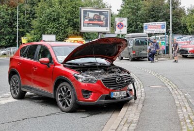 Unfall in Chemnitz: PKW kollidiert mit Transportanhänger - PKW kollidiert mit Transportanhänger in Chemnitz auf der Blankenauer Straße. Foto: Harry Härtel