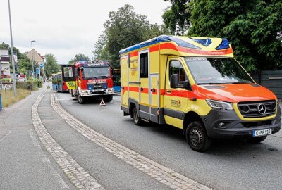 Unfall in Chemnitz: PKW kollidiert mit Transportanhänger - PKW kollidiert mit Transportanhänger in Chemnitz auf der Blankenauer Straße. Foto: Harry Härtel