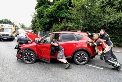 Unfall in Chemnitz: PKW kollidiert mit Transportanhänger - PKW kollidiert mit Transportanhänger in Chemnitz auf der Blankenauer Straße. Foto: Harry Härtel