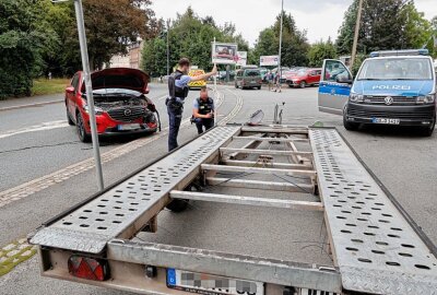 Unfall in Chemnitz: PKW kollidiert mit Transportanhänger - PKW kollidiert mit Transportanhänger in Chemnitz auf der Blankenauer Straße. Foto: Harry Härtel