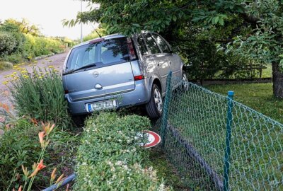 Unfall in Chemnitz: Rentner verliert Kontrolle - Auto kracht in Zaun - Fahrer verliert Kontrolle über sein Auto und landet im Gartenzaun. Foto: Harry Härtel