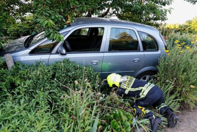 Unfall In Chemnitz: Rentner Verliert Kontrolle - Auto Kracht In Zaun ...