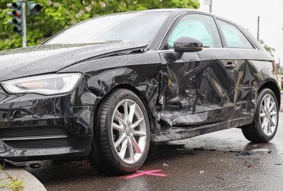 Unfall in Frankenberg mit drei beteiligten Fahrzeugen - Unfall in Frankenberg mit drei beteiligen Fahrzeugen. Foto: Erik Hoffmann