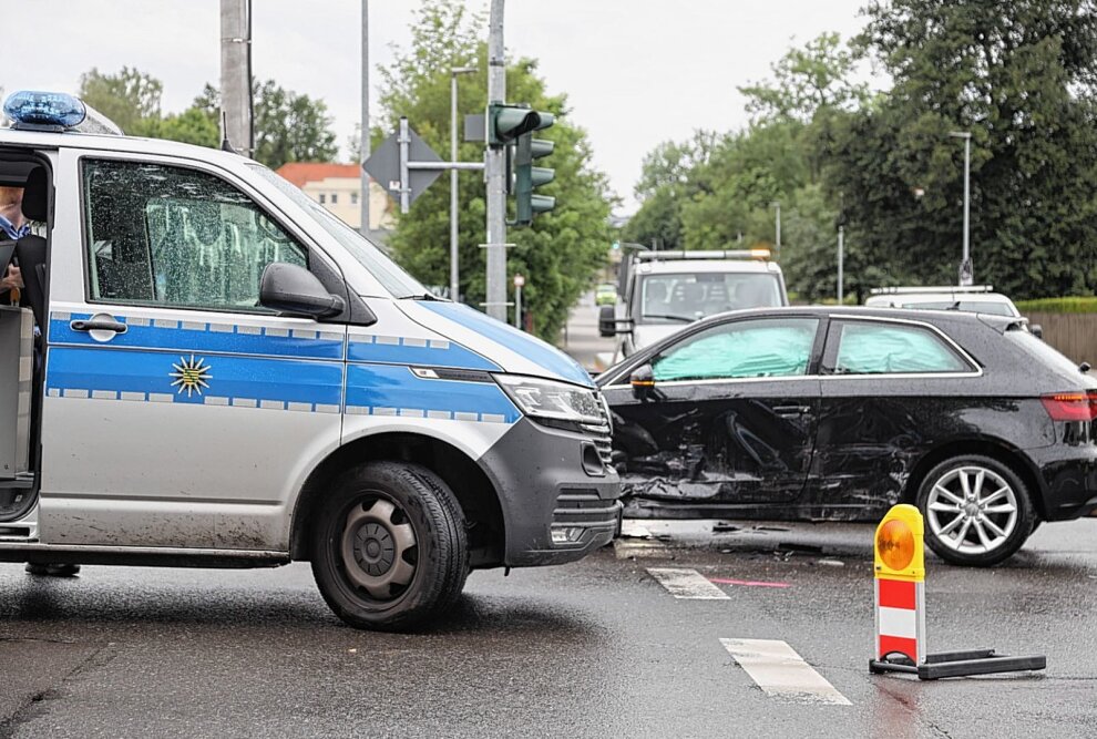 Unfall in Frankenberg mit drei beteiligten Fahrzeugen - Unfall in Frankenberg mit drei beteiligen Fahrzeugen. Foto: Erik Hoffmann