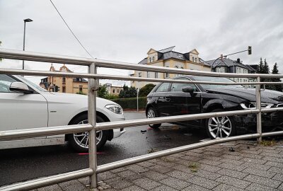 Unfall in Frankenberg mit drei beteiligten Fahrzeugen - An den Fahrzeugen entstand zum Teil erheblicher Sachschaden. Foto: Erik Hoffmann