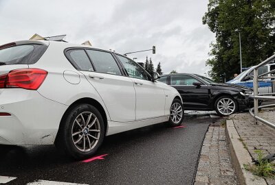 Unfall in Frankenberg mit drei beteiligten Fahrzeugen - An den Fahrzeugen entstand zum Teil erheblicher Sachschaden. Foto: Erik Hoffmann