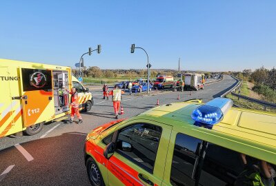 Unfall in Glauchau: Zwei Verletzte nach Rotlichtverstoß - Dabei wurden zwei Personen leicht verletzt.  Foto:Andreas Kretschel