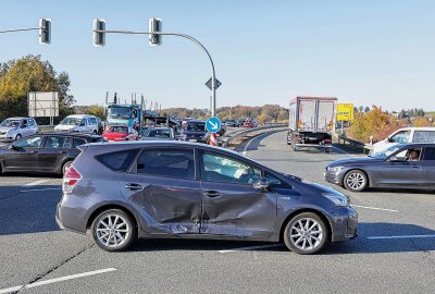 Unfall in Glauchau: Zwei Verletzte nach Rotlichtverstoß - Die Waldenburger Straße war während der Bergungsarbeiten voll gesperrt.Foto:Andreas Kretschel