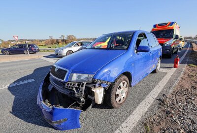 Unfall in Glauchau: Zwei Verletzte nach Rotlichtverstoß - Eines der beiden Fahrzeuge musste abgeschleppt werden. Foto:Andreas Kretschel