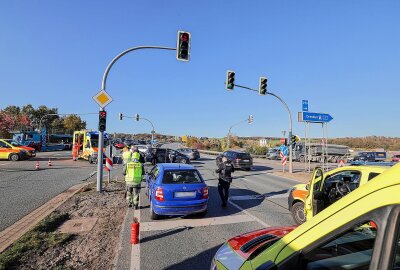 Unfall in Glauchau: Zwei Verletzte nach Rotlichtverstoß - Rettungskräfte und Polizei waren im Einsatz. Foto:Andreas Kretschel