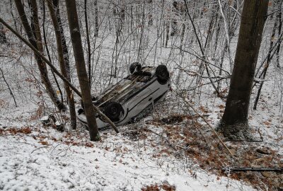 Unfall in Hartenstein: PKW kommt von Fahrbahn und überschlägt sich - PKW kommt von Fahrbahn ab und überschlägt sich. Foto: Niko Mutschmann