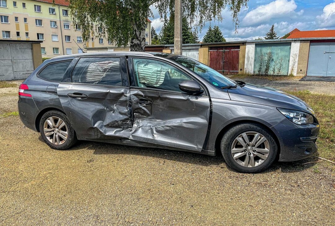 Unfall in Lauta: Mehrere Verletzte - Am Samstagmittag kam es an der Ecke Hans-Sachs-Straße/Einsteinstraße in Lauta zu einem Verkehrsunfall. Foto: Xcitepress