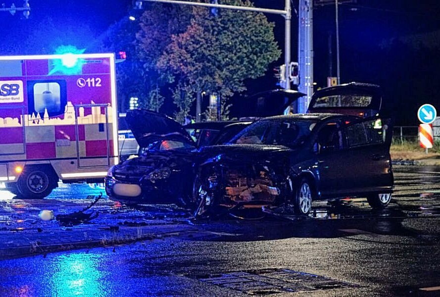 Unfall in Leipzig: Drei Personen kommen ins Krankenhaus - Am Freitagabend kam es in Leipzig zu einem Verkehrsunfall. Foto: xcitepress