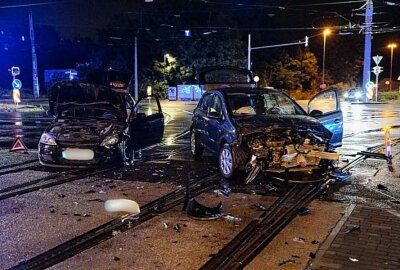 Unfall in Leipzig: Drei Personen kommen ins Krankenhaus - Drei Personen wurden bei diesem Unfall verletzt. Foto: xcitepress