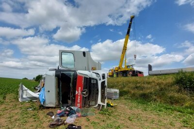 Hier sieht man den verunglückten LKW nochmals auf der Seite liegen. Foto: Christian Grube