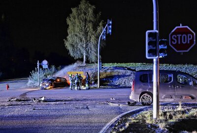 Unfall in Lichtenstein: Vorfahrt missachtet an Kreuzung - Zwei verletzte Personen - Am Dienstagabend gegen 21.50 Uhr kam es auf der B173 in Lichtenstein zu einem Verkehrsunfall mit zwei verletzten Personen. Foto: Andreas Kretschel