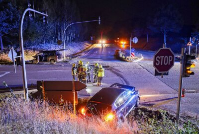 Unfall in Lichtenstein: Vorfahrt missachtet an Kreuzung - Zwei verletzte Personen - Am Dienstagabend gegen 21.50 Uhr kam es auf der B173 in Lichtenstein zu einem Verkehrsunfall mit zwei verletzten Personen. Foto: Andreas Kretschel