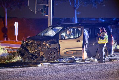 Unfall in Lichtenstein: Vorfahrt missachtet an Kreuzung - Zwei verletzte Personen - Am Dienstagabend gegen 21.50 Uhr kam es auf der B173 in Lichtenstein zu einem Verkehrsunfall mit zwei verletzten Personen. Foto: Andreas Kretschel